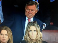Gương mặt như 'đâm lê' của Alex Ferguson khi chứng kiến Man Utd bị kình địch cho 'ăn hành'